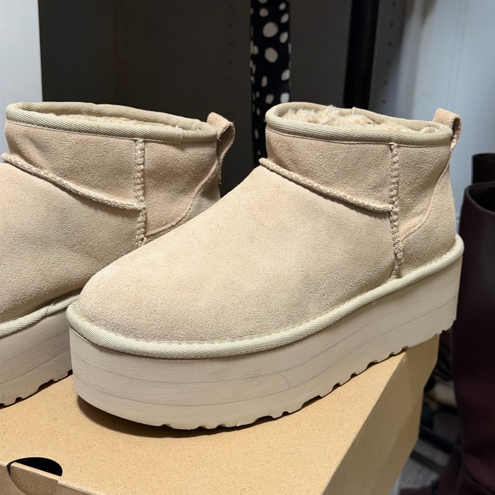 NEVER WORN UGG Cream Platform Ankle Boots - Picture 5 of 6
